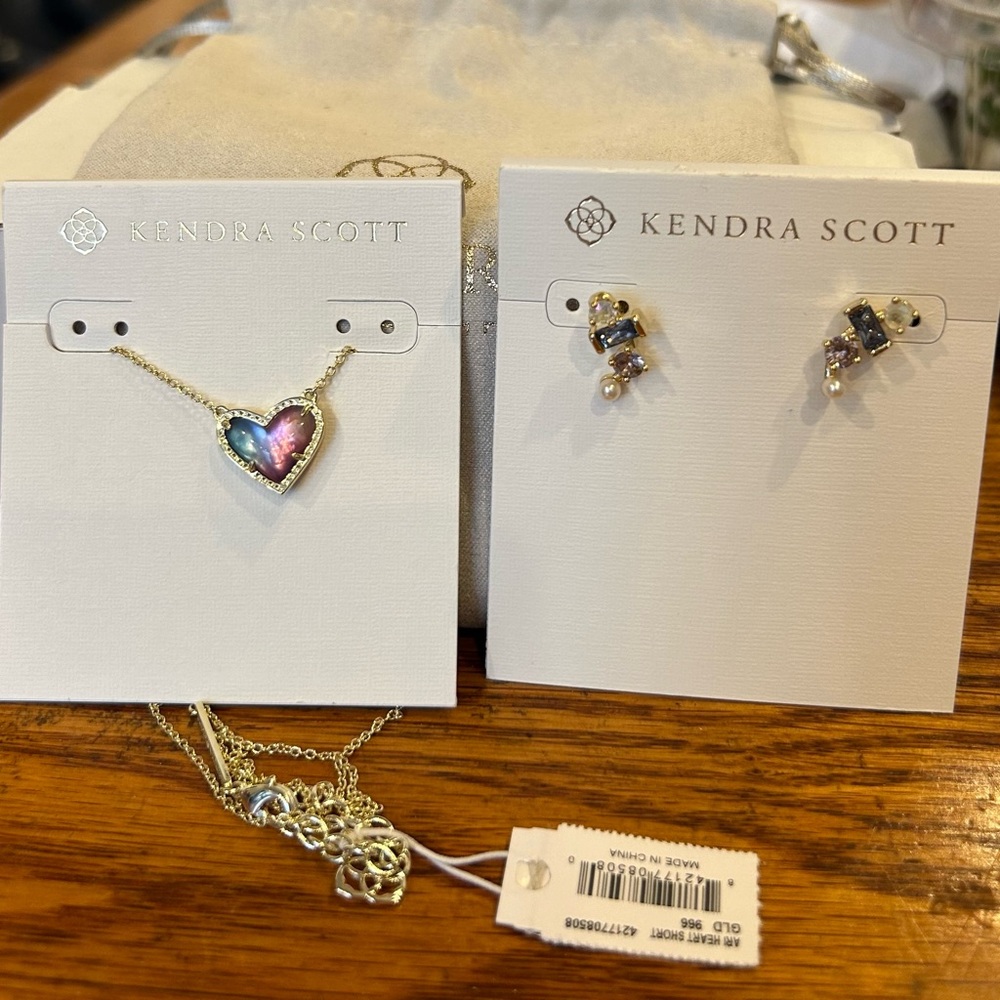 New Kendra Scott Necklace & Earrings Set